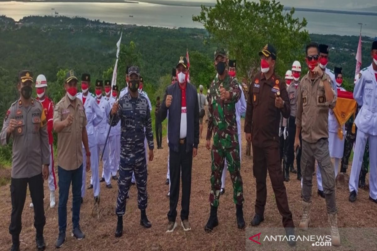 Prosesi penurunan bendera merah putih di Bukit Mamake