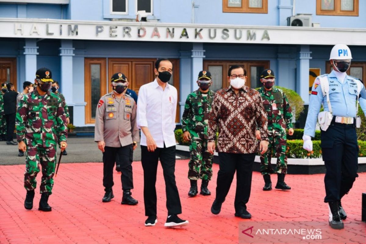 Presiden Jokowi tinjau pelaksanaan vaksinasi dan kunjungi pabrik porang di Jatim