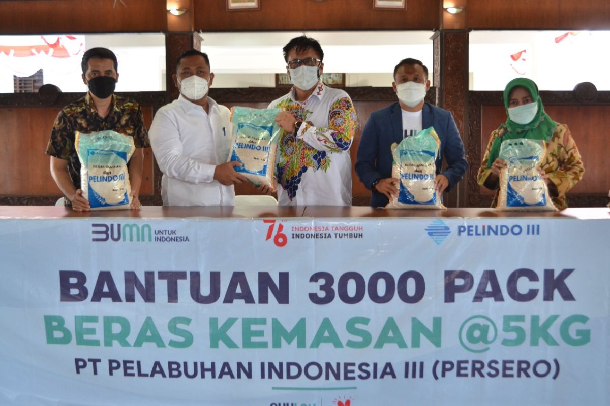 Pelindo III bagikan 3.000 paket beras untuk warga Gresik