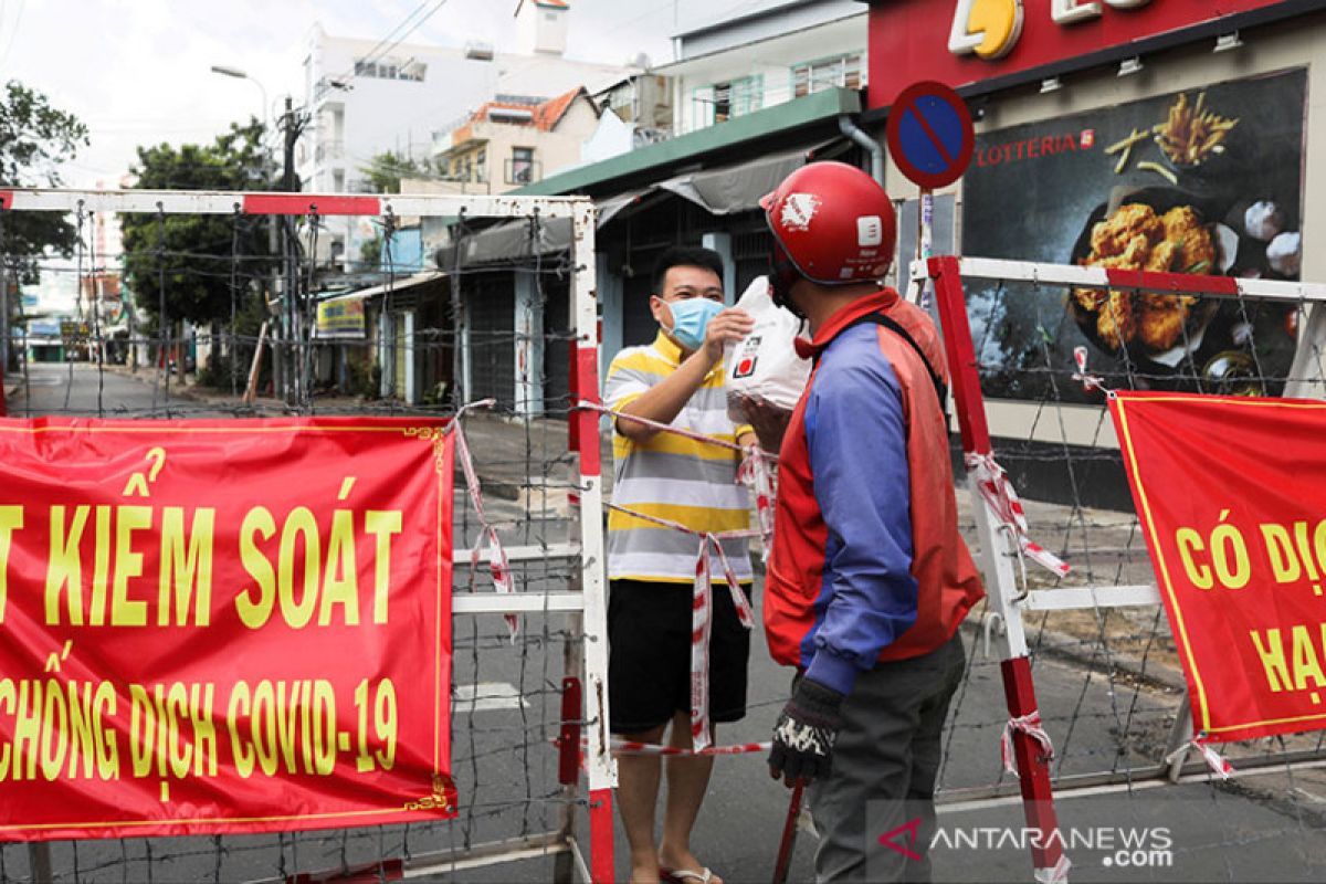 Vietnam perketat lockdown, warga Ho Chi Minh borong bahan pokok