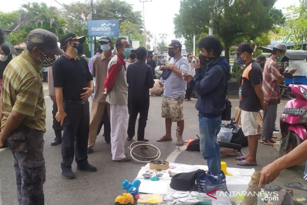 Wabup HSS berikan edukasi langsung ke masyarakat pentingnya masker