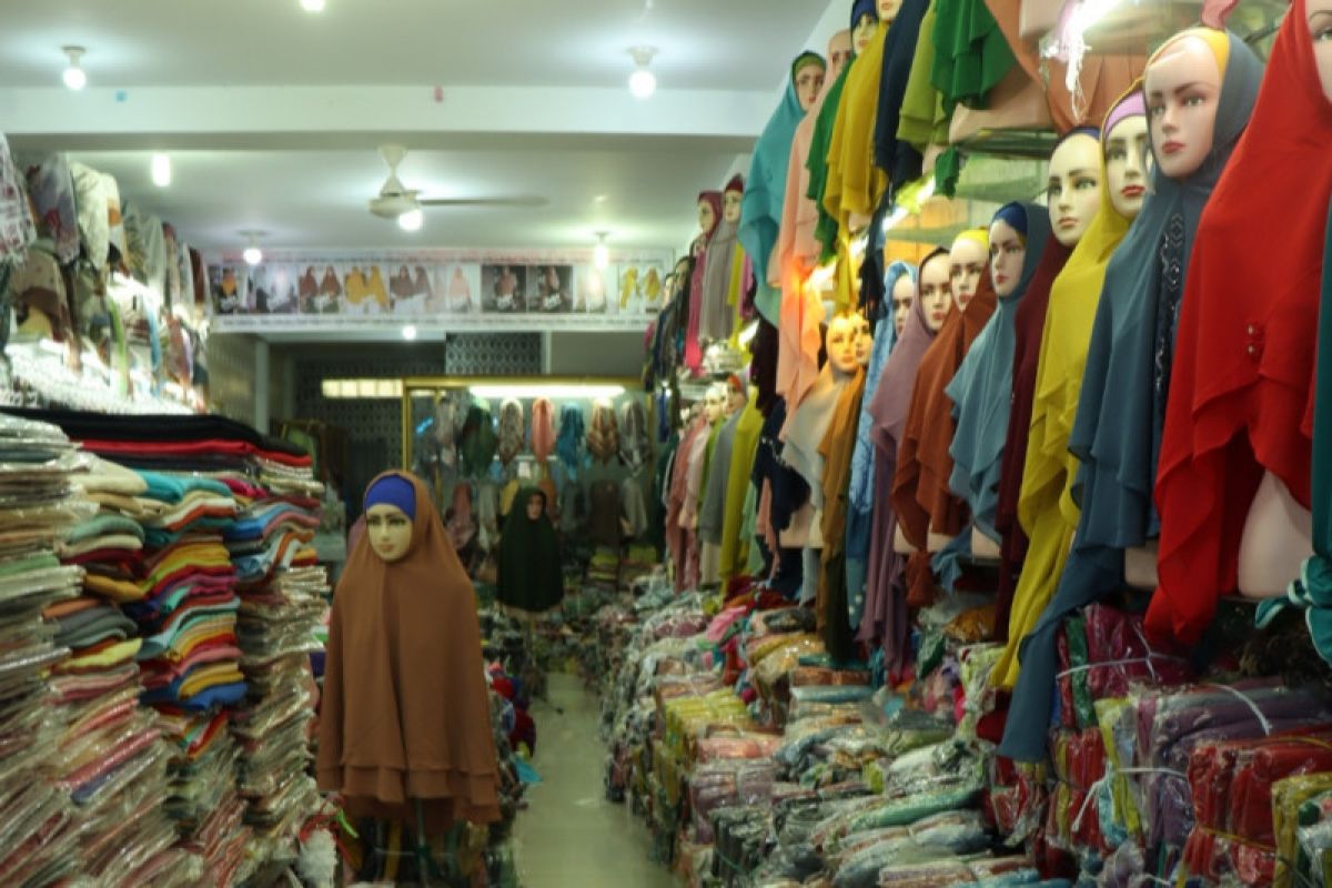 Omzet pedagang hijab dan pakaian di Pasar Aceh turun