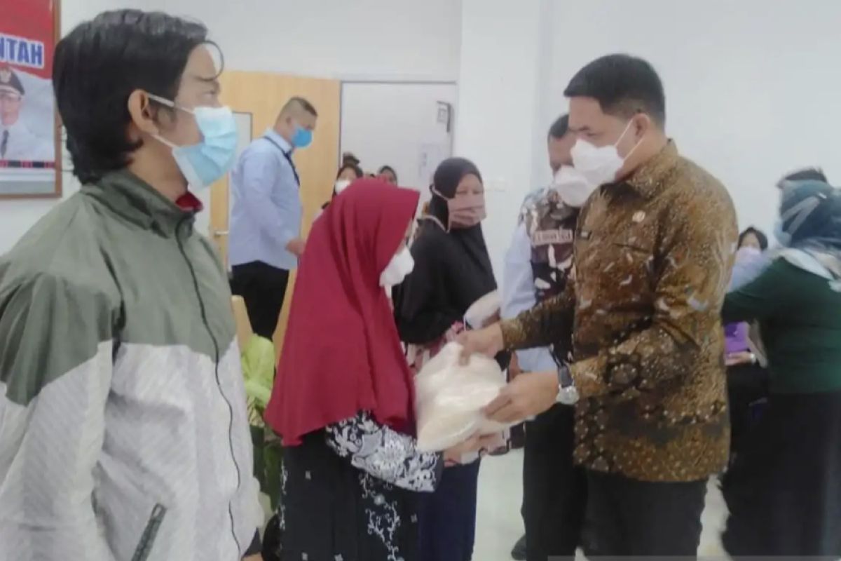 Pemkot Samarinda salurkan bantuan beras kepada 20 ribu KK