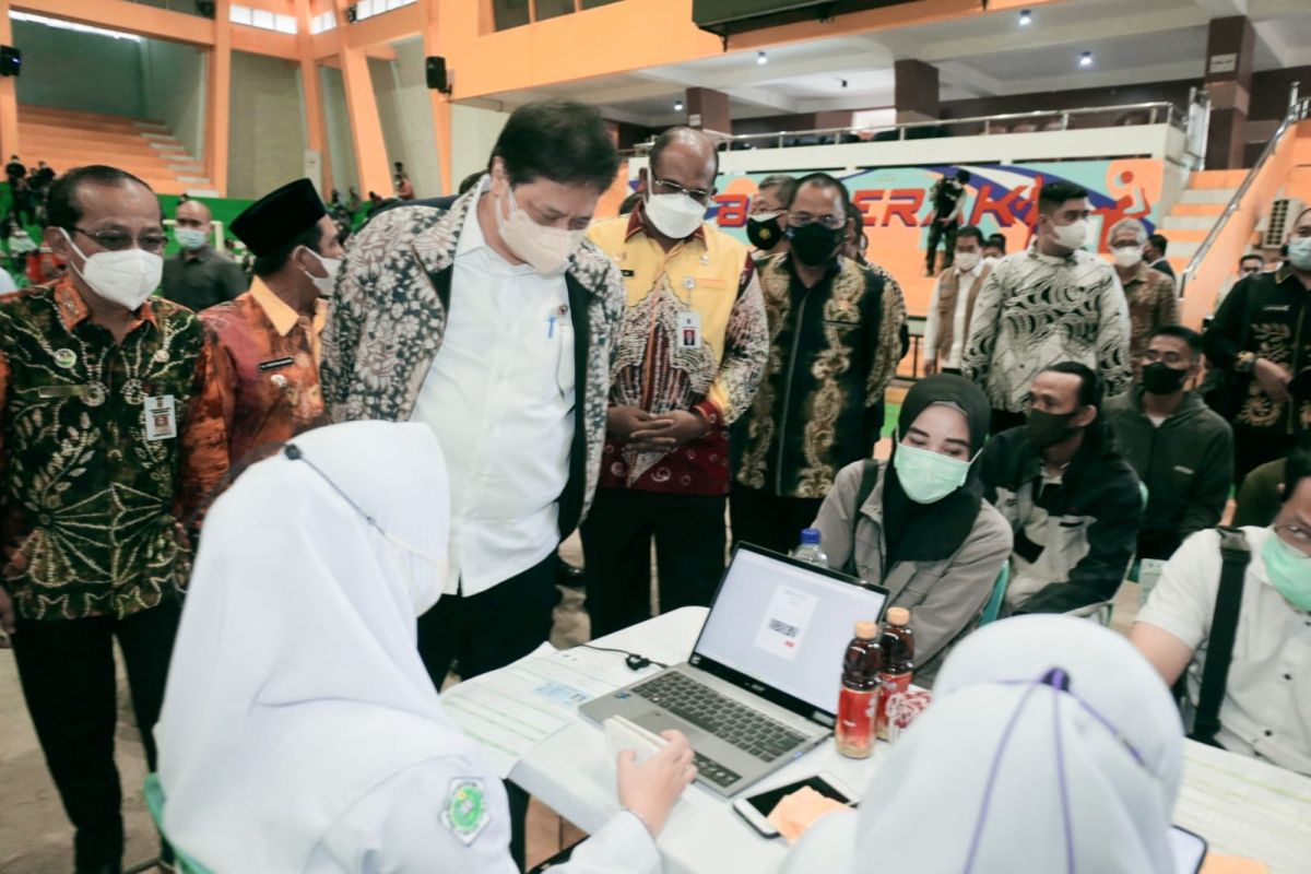 Menko Perekonomian Airlangga tinjau pelaksanaan vaksinasi di Kalsel