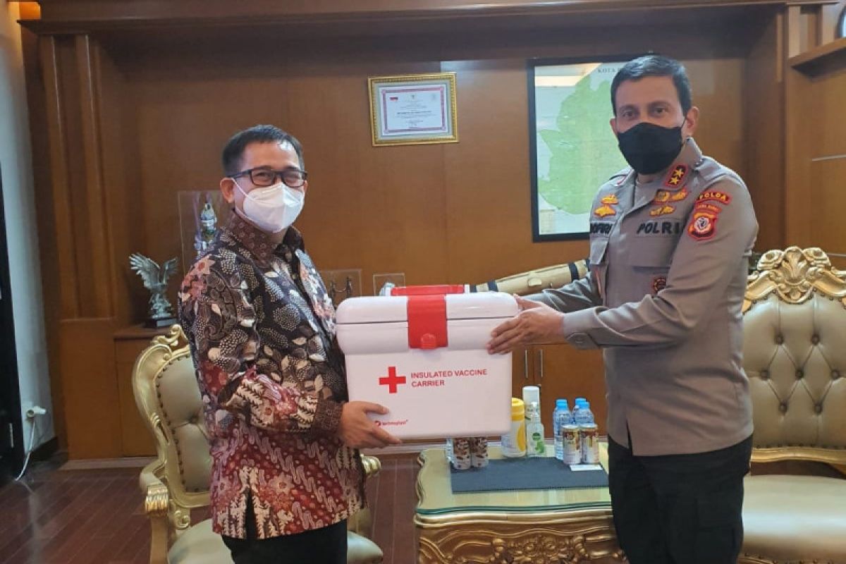 PT PP serahkan "vaccine carrier" ke Polda Jawa Barat