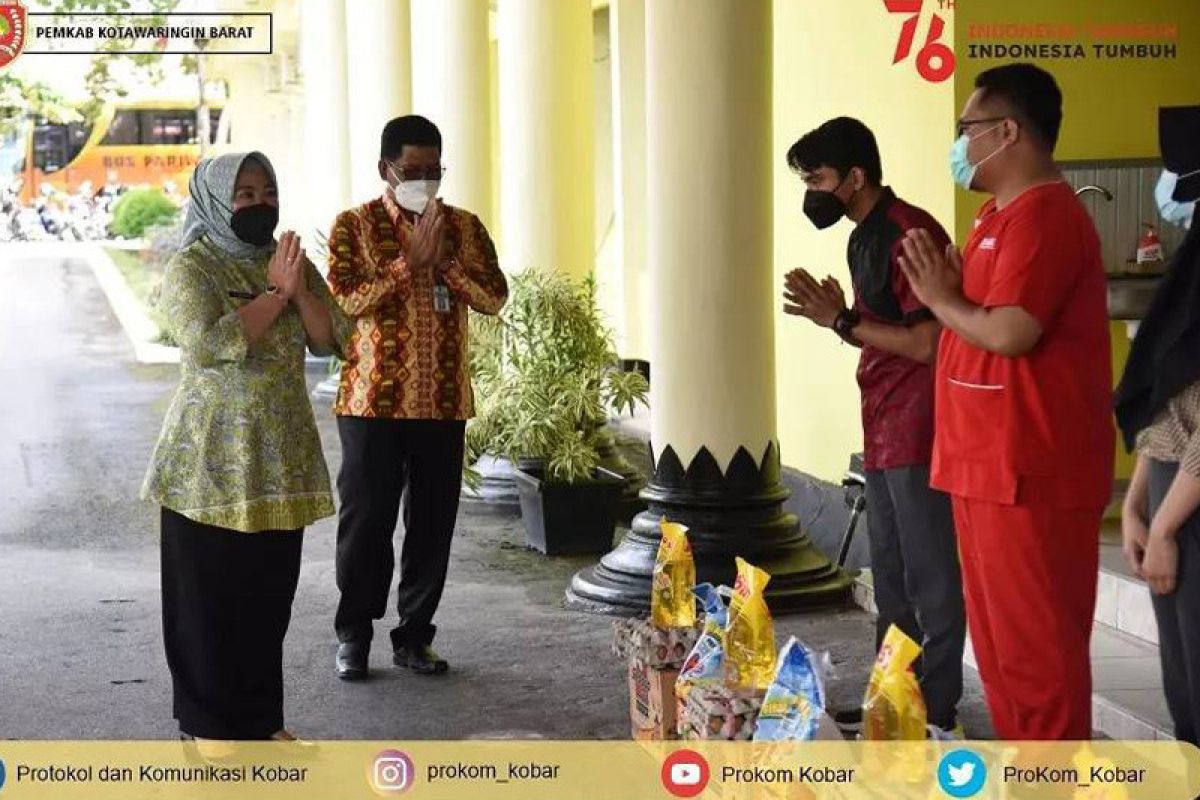 Bantu tangani COVID-19 di Kobar, Bupati beri bansos ke relawan nakes