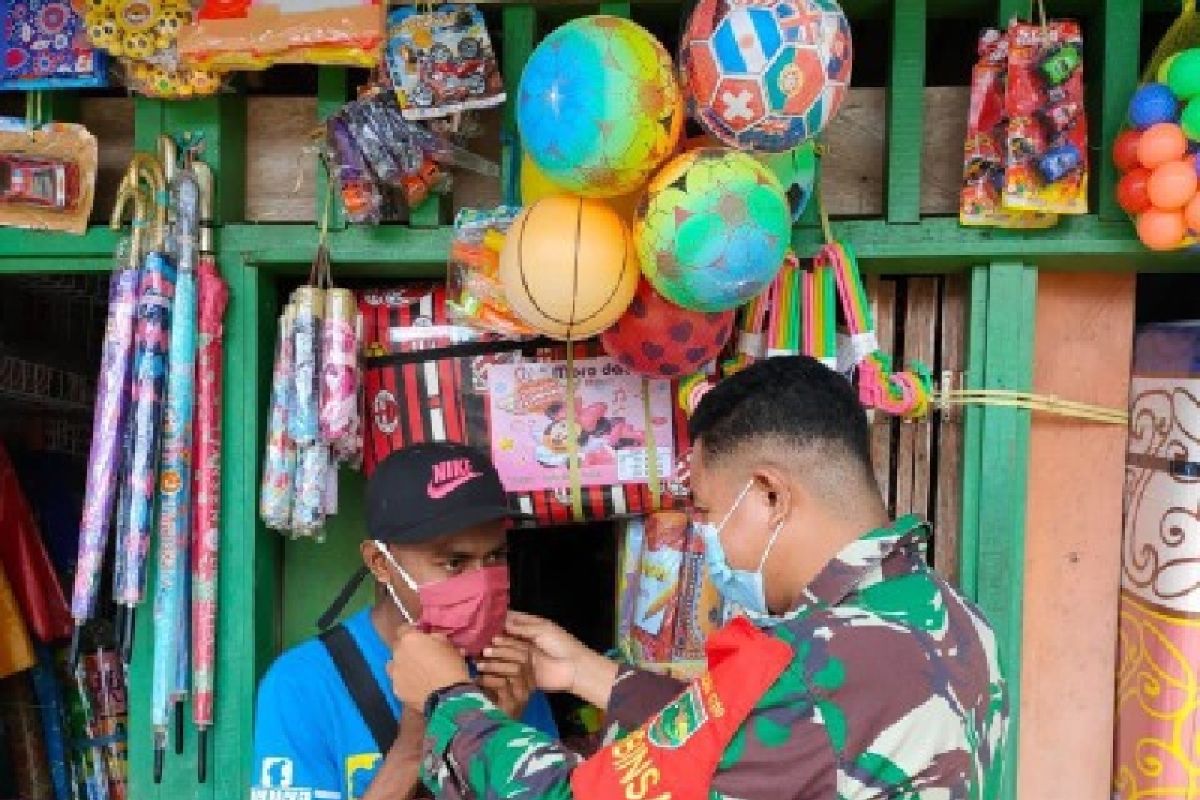 Aparat TNI bagi masker untuk warga Supiori Papua cegah COVID-19