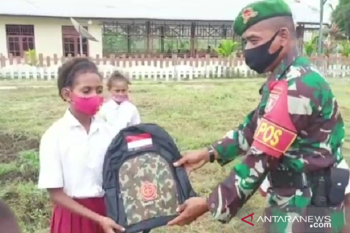 Satgas TNI Yonif 611 berikan bantuan perlengkapan sekolah bagi anak warga di perbatasan RI-PNG