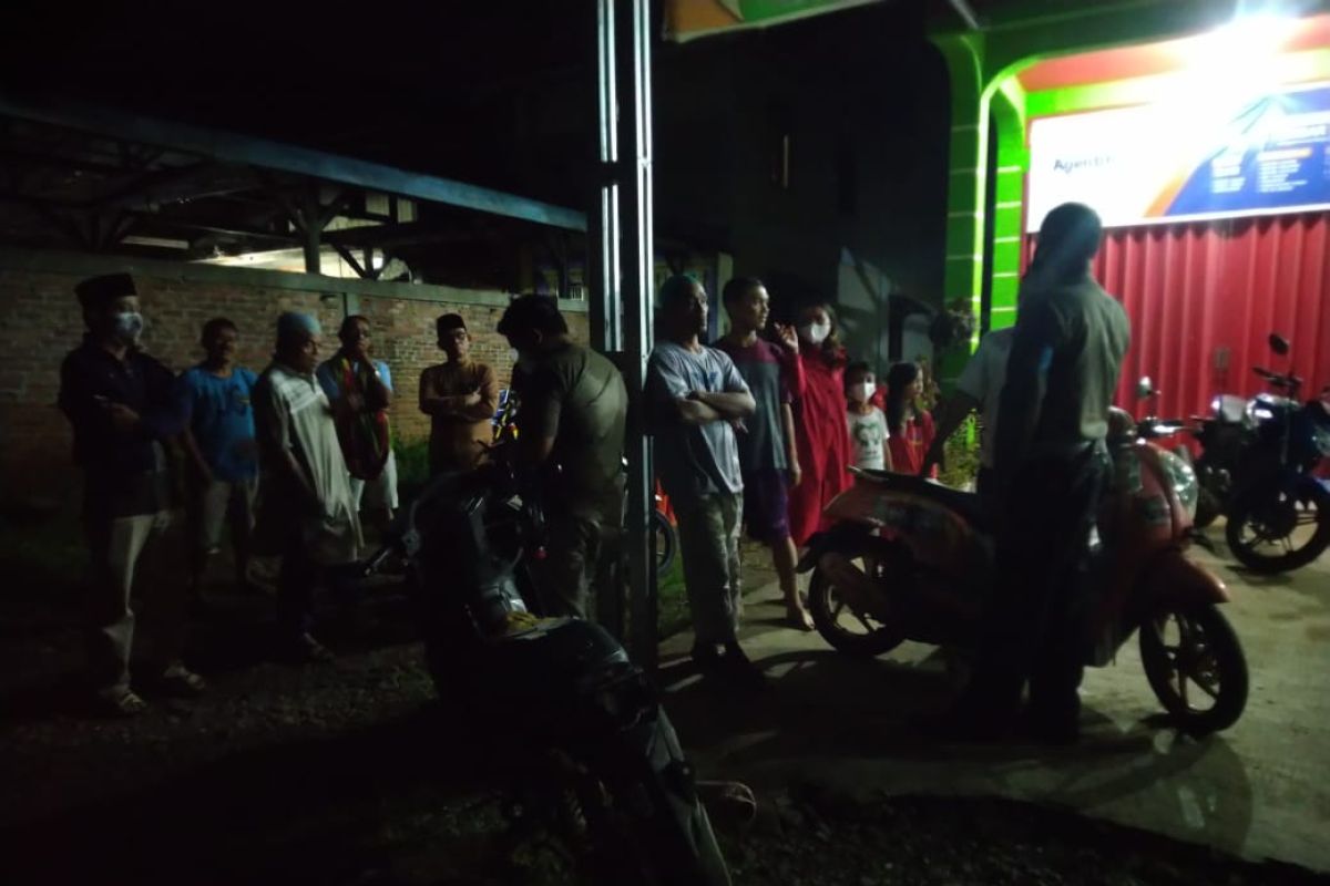 Polisi bubarkan kerumunan warga di Mukomuko