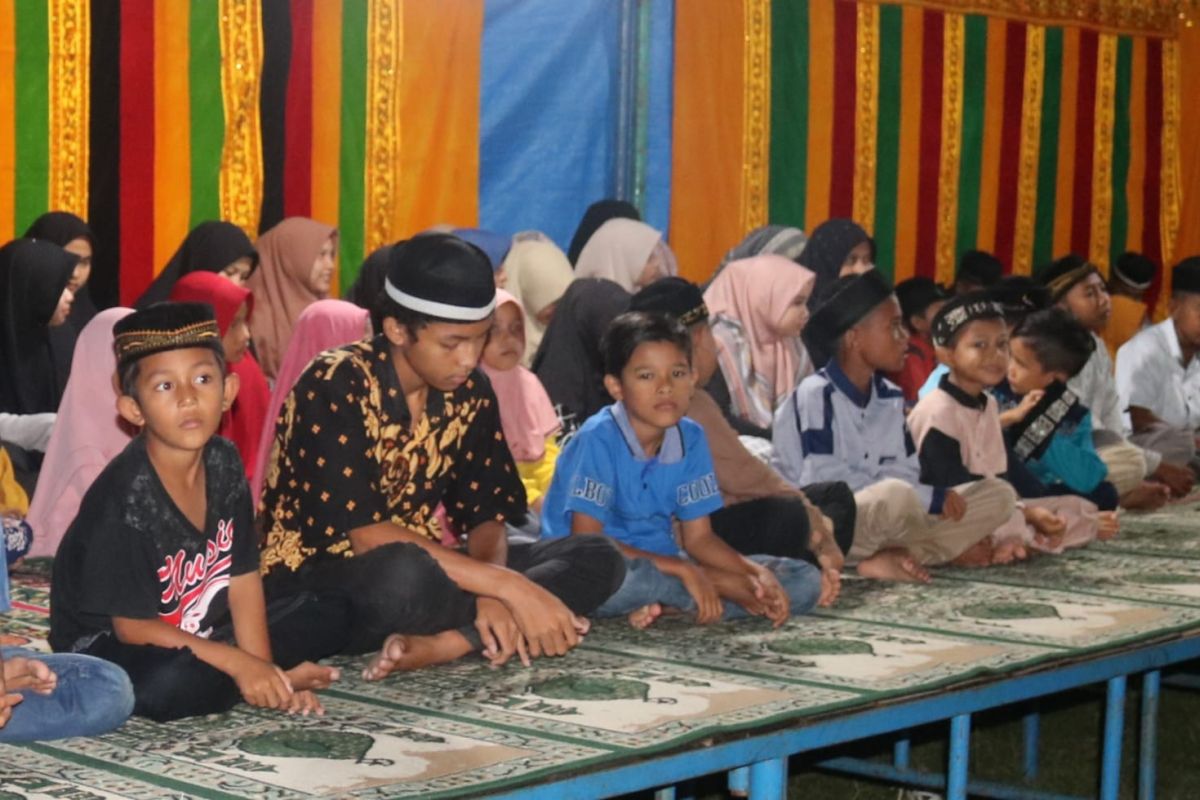 Warga Tarok Raya Meukek, Aceh Selatan santuni puluhan anak yatim