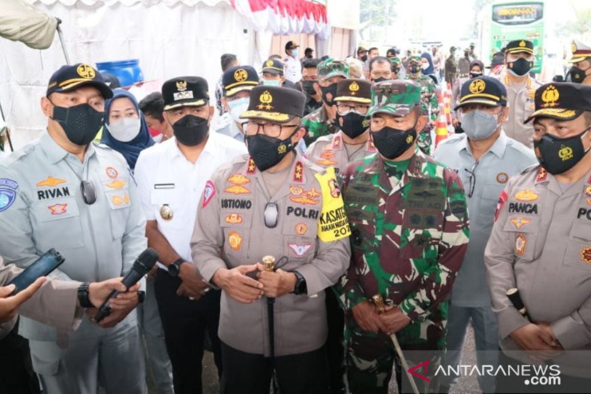 Dirut Jasa Raharja bersama Korlantas Polri pantau penyekatan level 4 di Sumut