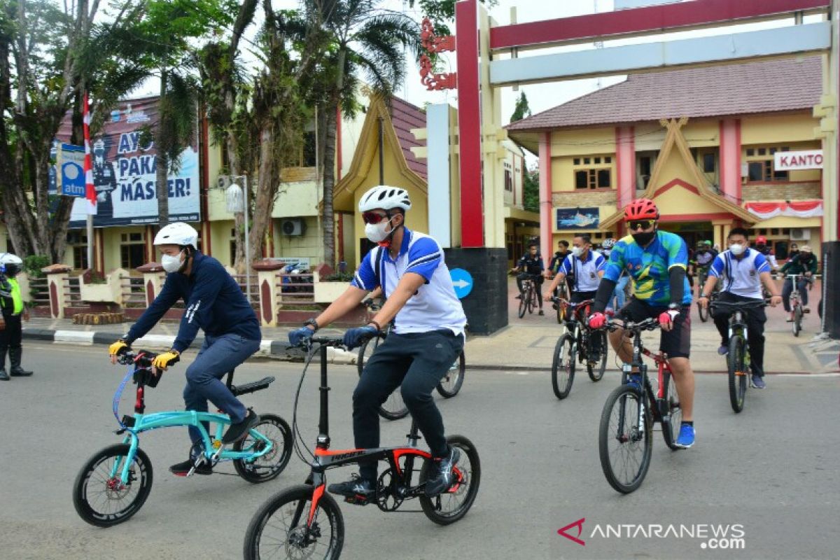 Kapolres tanam bibit pohon setelah gowes