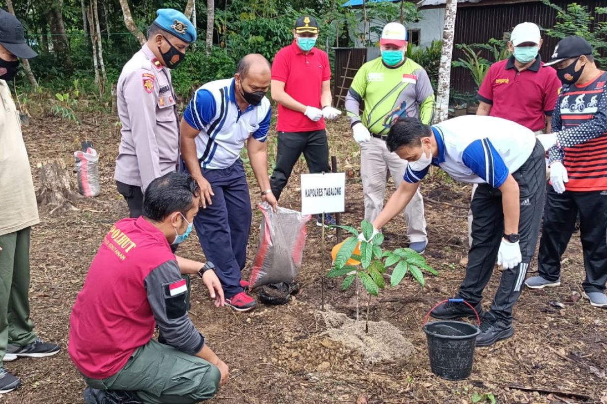 Polres - Pemkab Tabalong tanam ratusan bibit buah - buahan