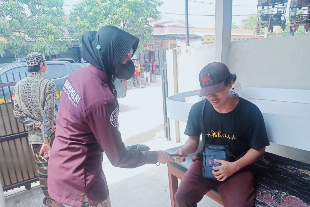 Polda Banten bagikan sembako dan masker untuk penyandang  disabilitas