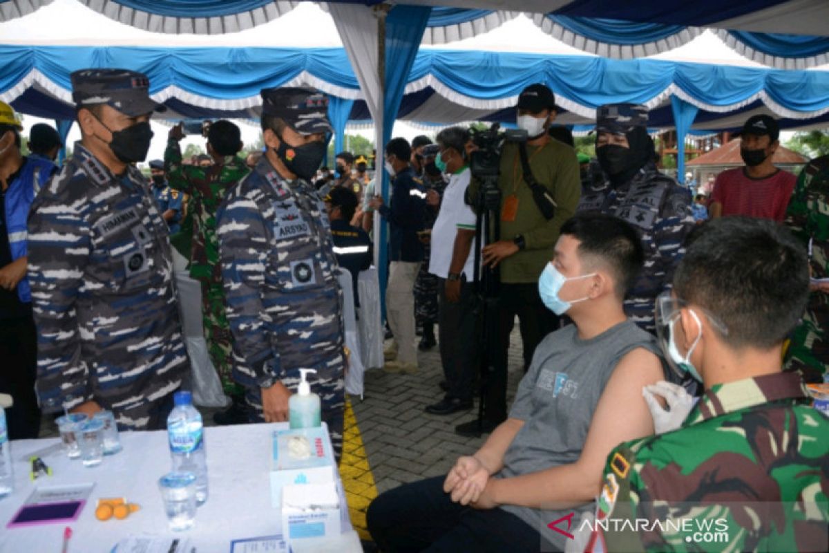 TNI-AL vaksinasi COVID-19 di atas KRI Semarang di Dumai-Riau