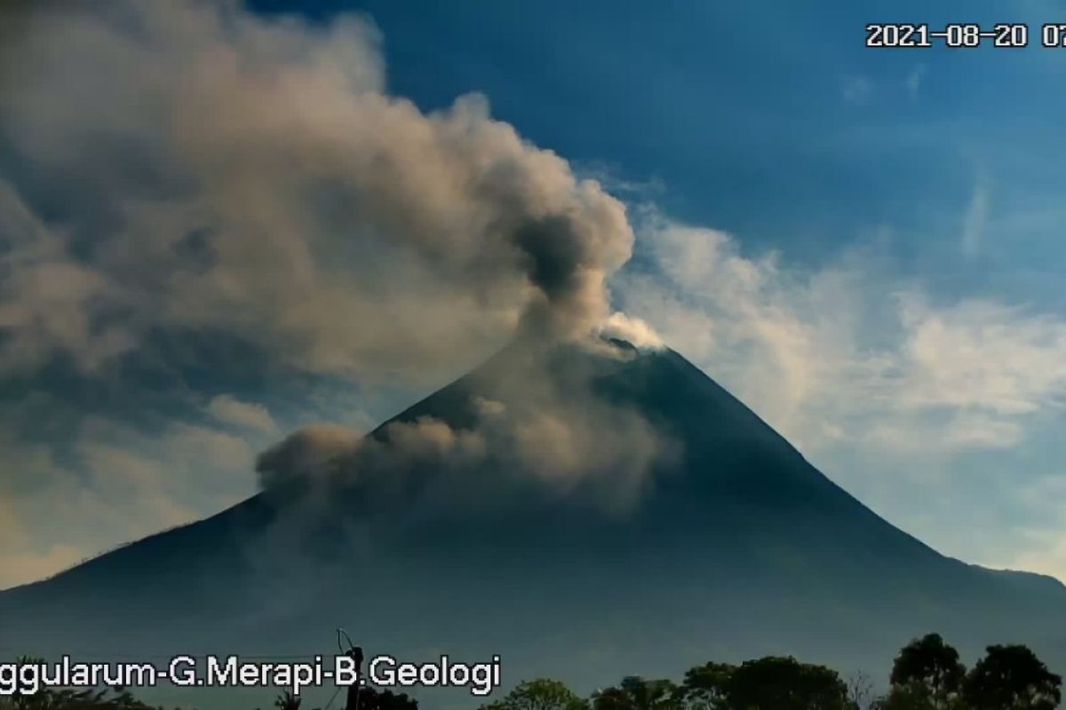 Awan panas guguran Gunung Merapi meluncur sejauh dua kilometer