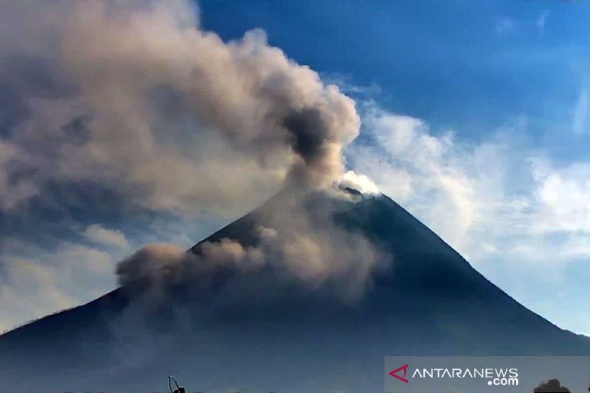 Awan panas guguran Gunung Merapi meluncur sejauh dua kilometer