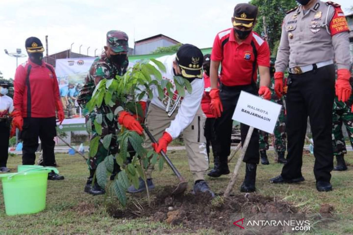 Wali Kota Banjarmasin tanam jambu biji untuk satu juta pohon