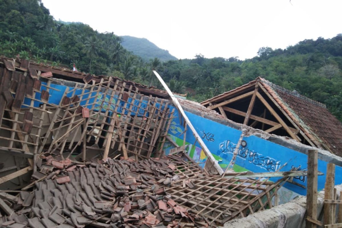 Hujan deras sebabkan ruang kelas MTS Yaspida Sukabumi ambruk