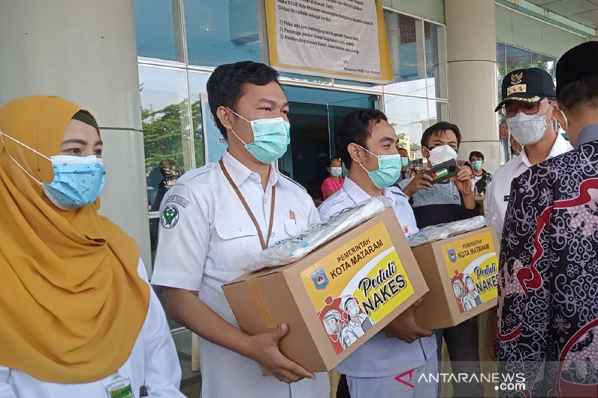 Garda terdepan tangani COVID-19, nakes di Mataram dibantu sembako-APD