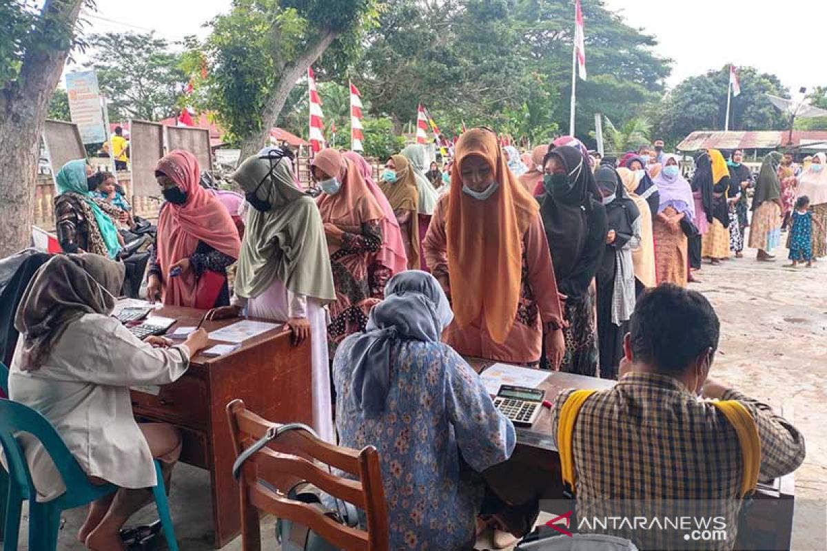 Ratusan ibu rumah tangga serbu pasar murah di Aceh Timur