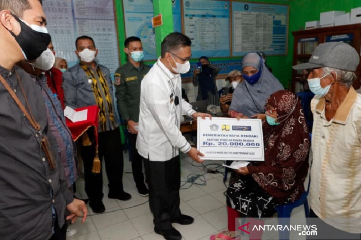 Pemkot Kendari serahkan bantuan perbaikan 32 rumah tak layak huni