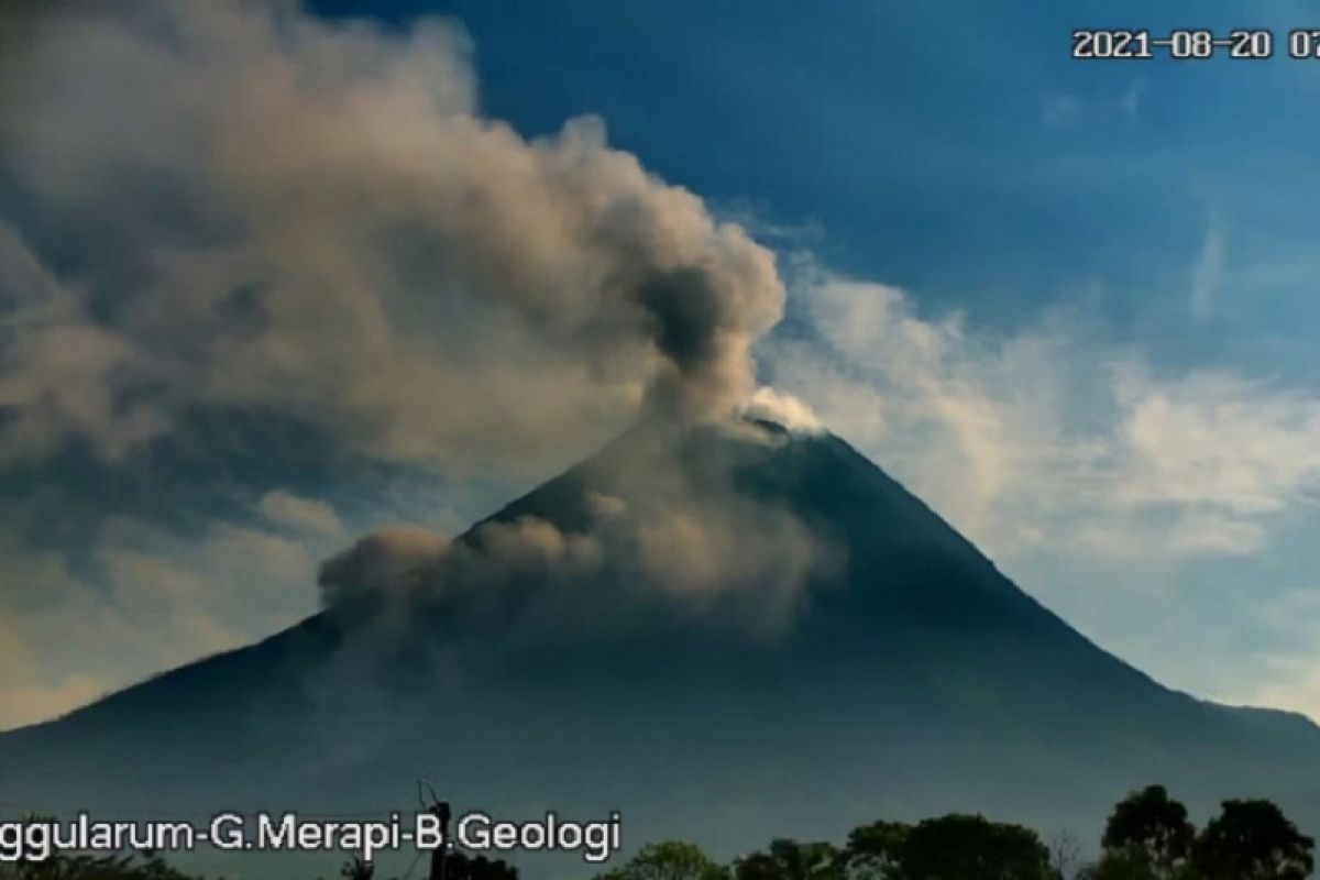 Awan panas guguran Gunung Merapi meluncur sejauh hingga dua kilometer