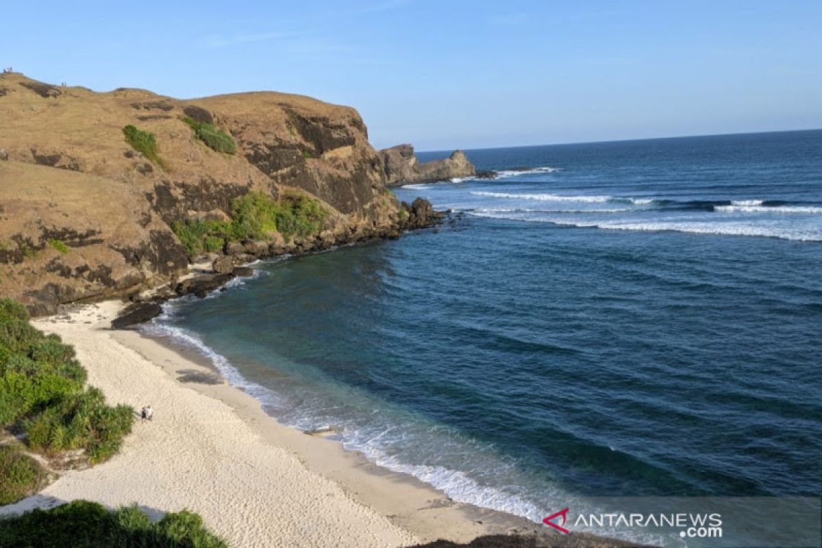 A day in Lombok: pottery, 'tenun', and mesmerizing sunset