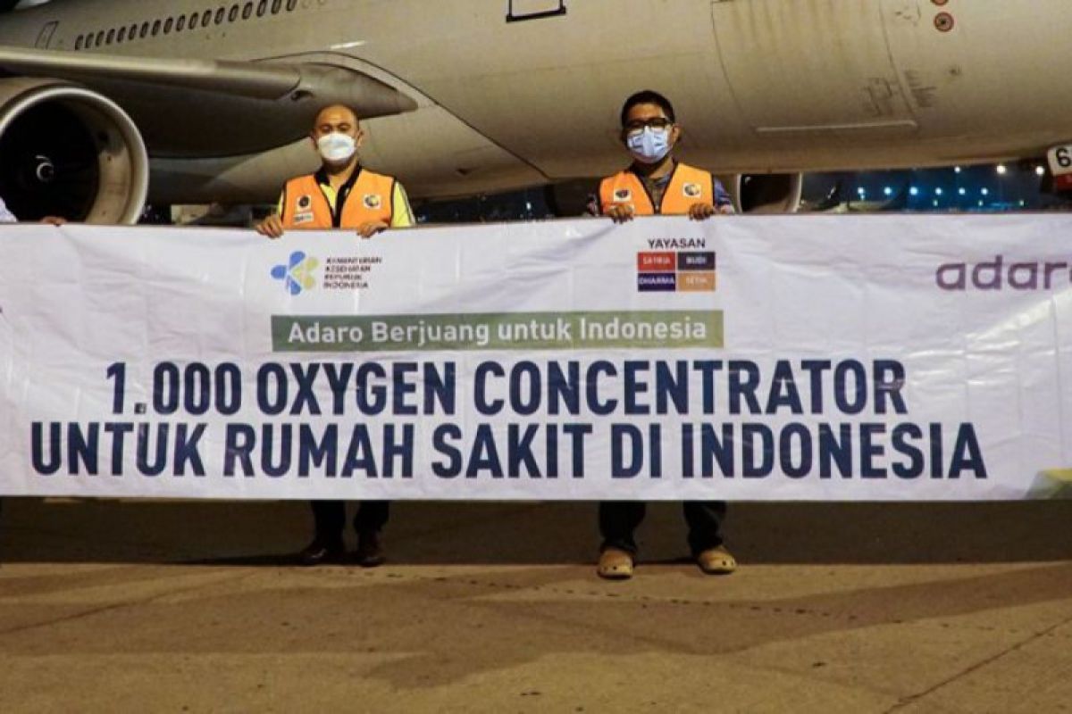 Adaro menyerahkan bantuan 1.000 konsentrator oksigen untuk RS