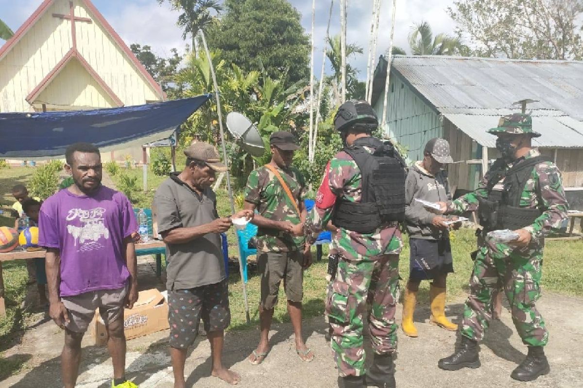 Satgas TNI bagikan masker untuk warga perbatasan cegah COVID-19