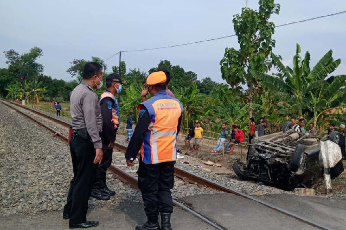 Sopir Xenia lolos dari maut kendati dihantam KA Argo Bromo di perlintasan