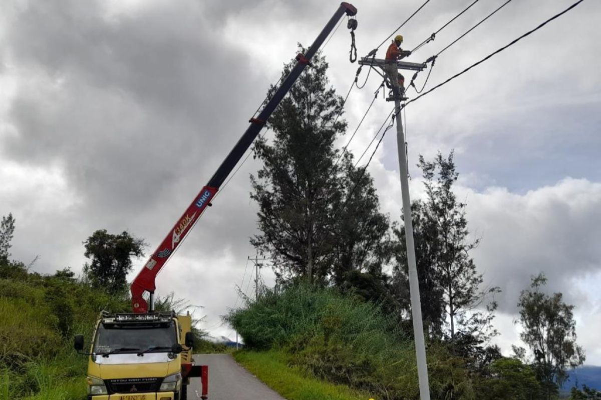 PT PLN tingkatkan jam nyala listrik tiga kabupaten di Papua