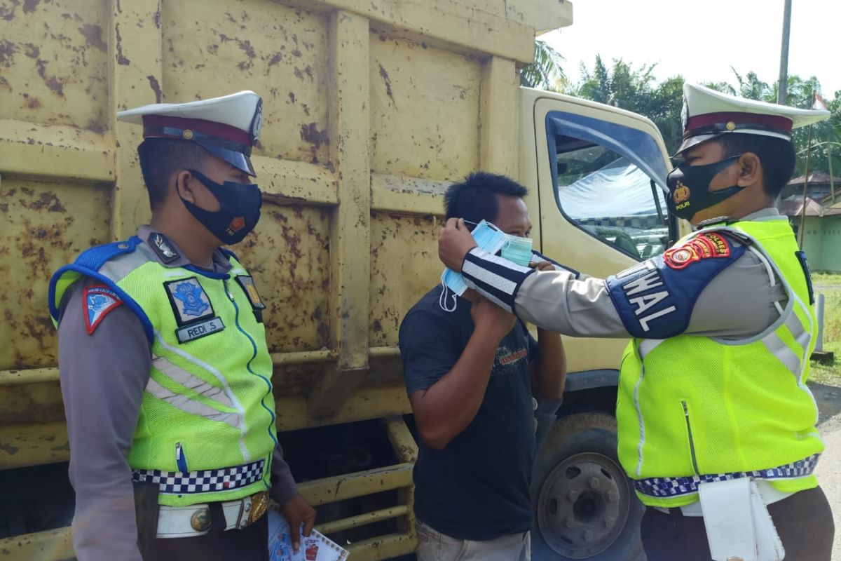Polres Mukomuko bagikan masker kepada warga perbatasan