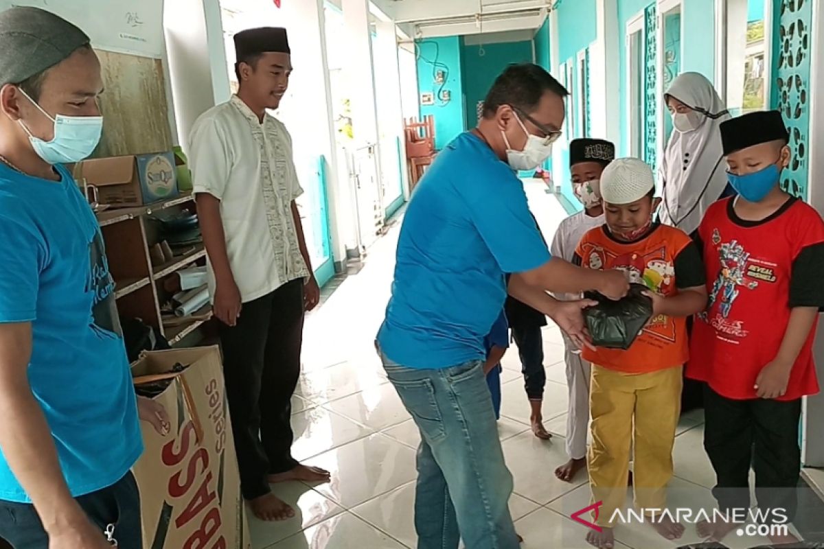 Komunitas Rakyat Membagikan makanan ke anak yatim di Tangerang