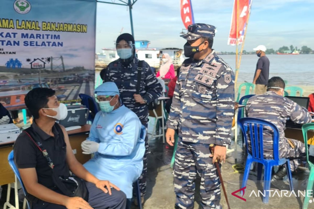 TNI AL laksanakan vaksinasi  warga di Dermaga Pelelangan Ikan Banjar Raya