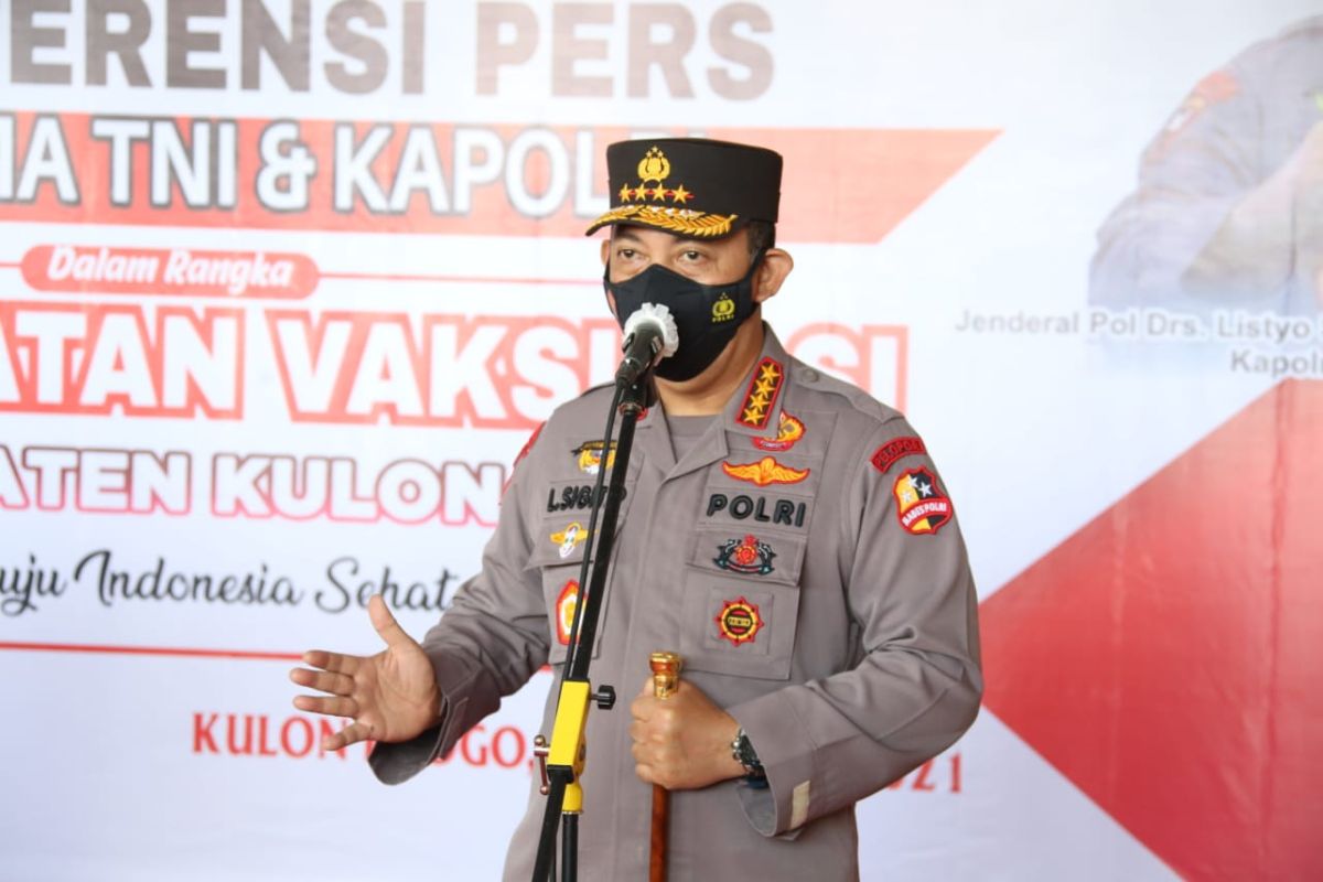 Vaksinasi dan Bansos di Jogyakarta, Kapolri Ingatkan Warga Disiplin Prokes di Sektor Ekonomi