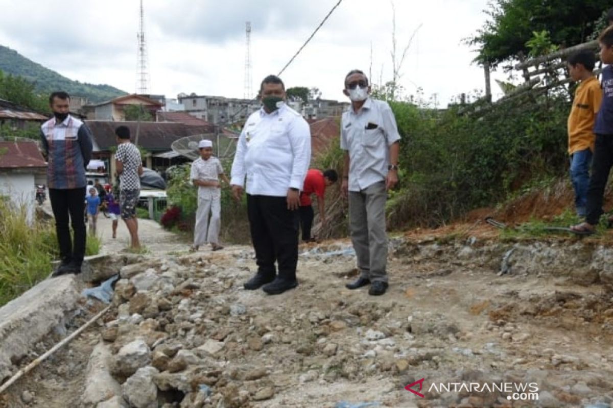 Bupati Tapsel tinjau jalan rabat beton di Pasar Sipirok yang amblas