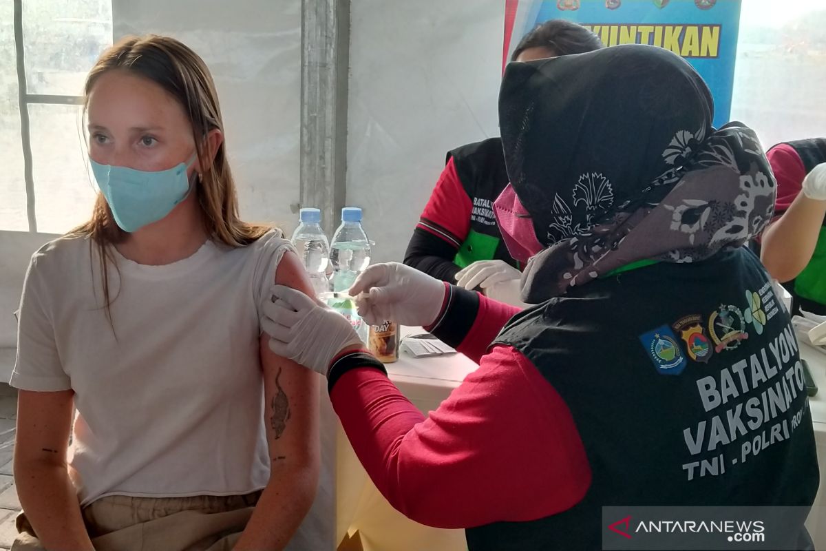 Ribuan warga di Mandalika menyerbu vaksinasi presisi merdeka