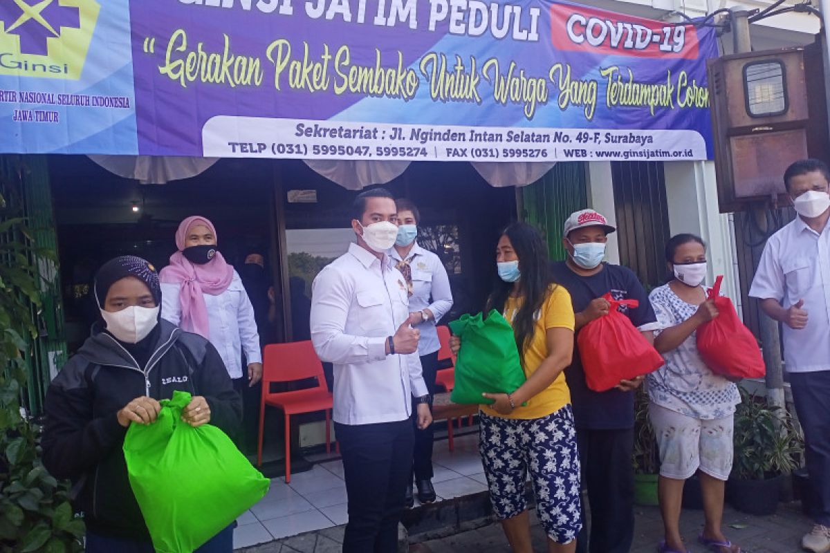 GINSI Jatim bagikan paket sembako di Surabaya