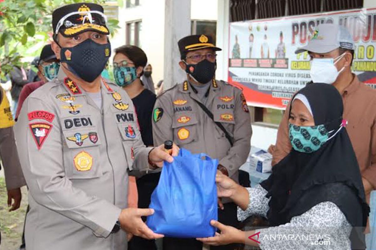 Kapolda Kalteng pantau langsung pelaksanaan vaksin massal hingga bagikan ratusan sembako