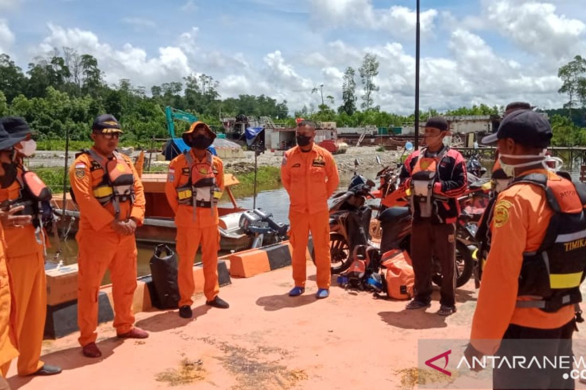 Tim SAR mencari perahu hilang di Muara Pelabuhan Amamapare