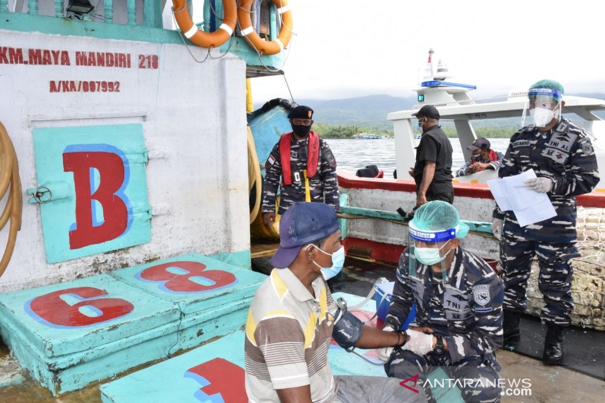 Lantamal IX Ambon gelar vaksinasi bagi nelayan di Desa Tulehu, perangi corona