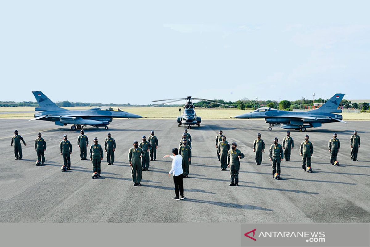 Presiden foto bersama penerbang Garuda dan Nusantara Flight