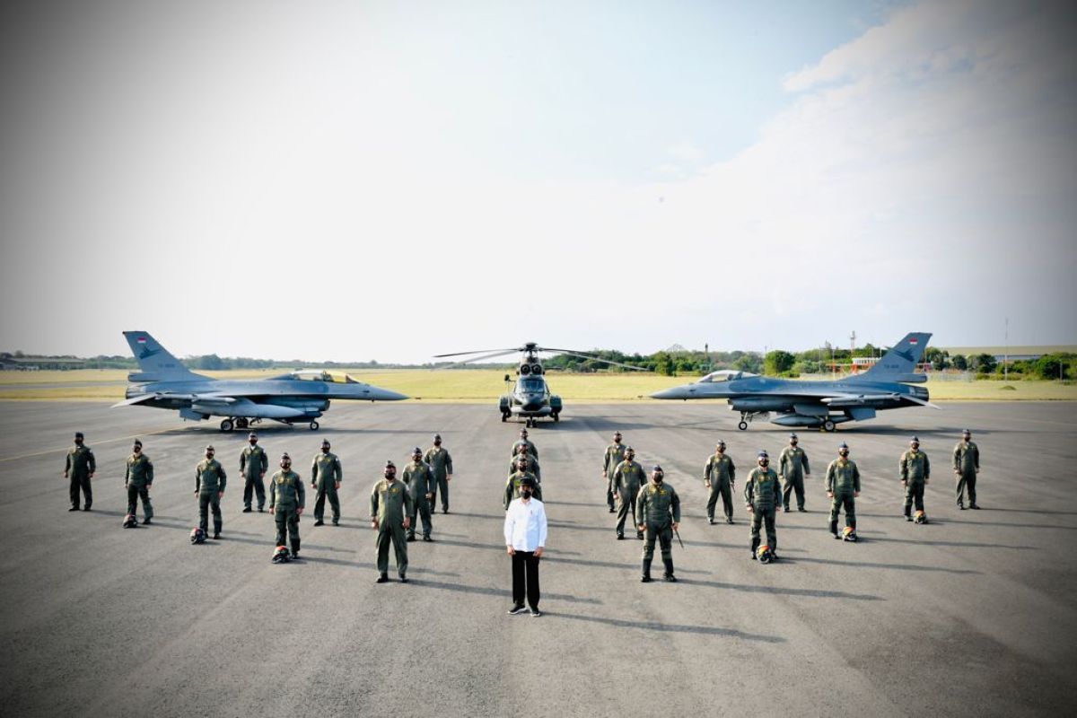 Presiden Jokowi foto bersama penerbang Garuda dan Nusantara Flight di Lanud Iswahjudi