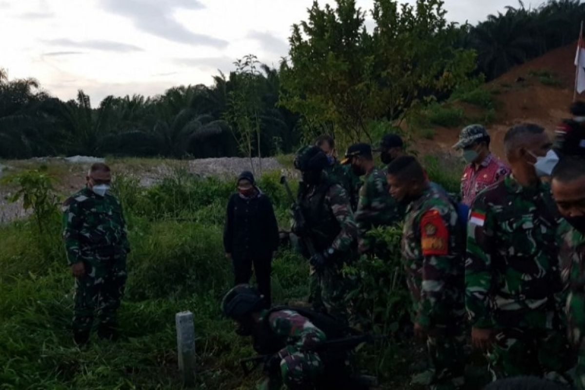Satgas Pamtas dampingi Tim BNPP tinjau lokasi patok perbatasan RI-Malaysia