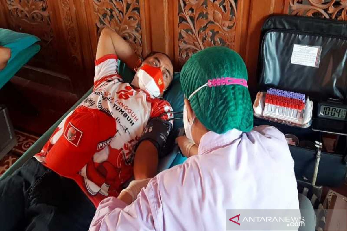 Kader PDIP Surakarta diajak bergotong royong donor darah