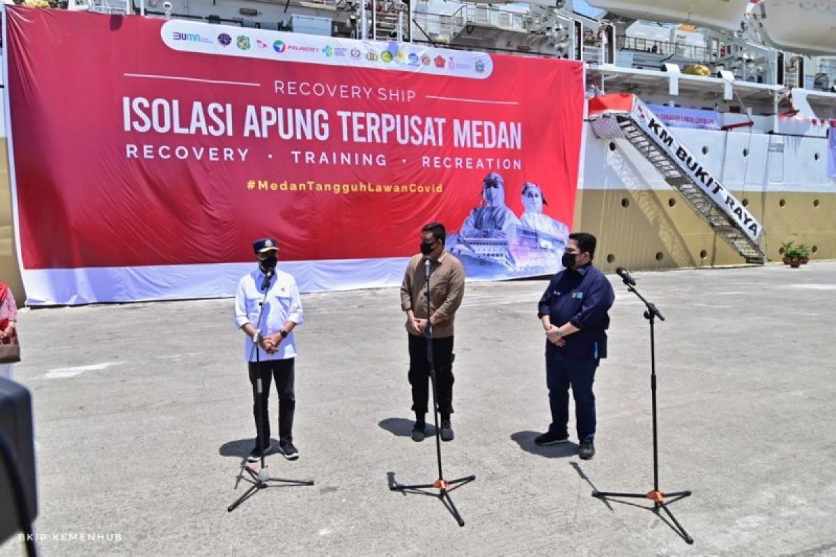 Menhub Budi Karya bersama Menteri BUMN tinjau kapal isolasi terapung di Medan