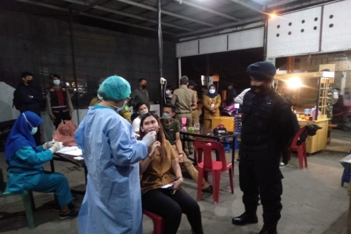 Pengunjung kafe di Medan yang terjaring razia PPKM dilakukan tes usap ditempat