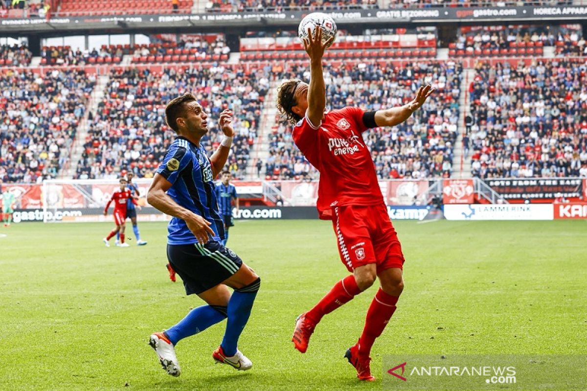 Ajax harus puas dapat satu poin gara-gara gol larut Twente