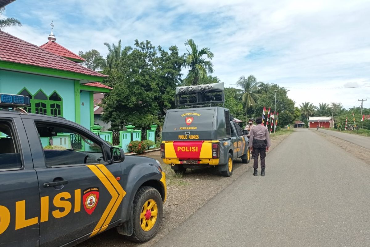 Polisi menegur sebagian pedagang melanggar prokes di Mukomuko